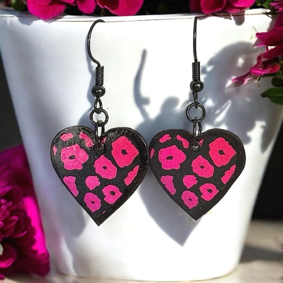 5 For $25💫Psychedelic Tie-Dye Pink Flower Heart Dangles Earrings - Picture 1 of 3